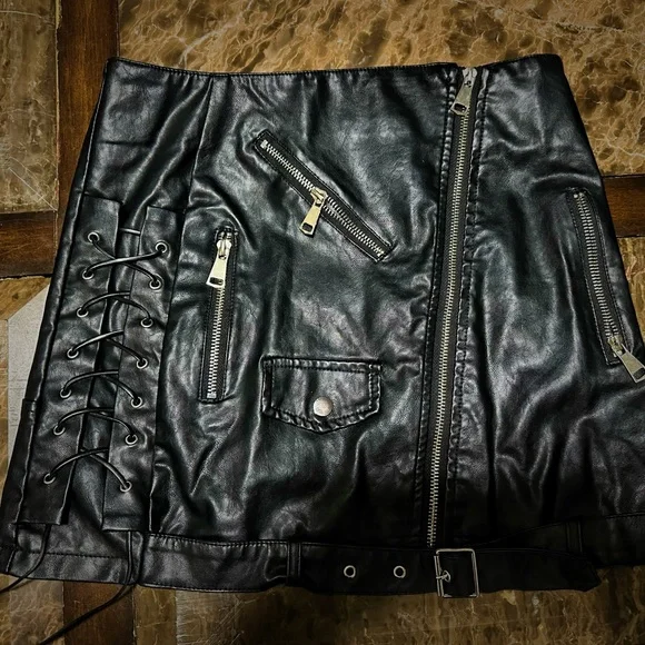 Black Leather Skirt with Zipper Details and hat - Picture 6 of 7